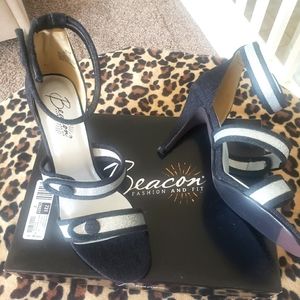 New never worn women's heeled open toe sandals. 9.5 Black and silver